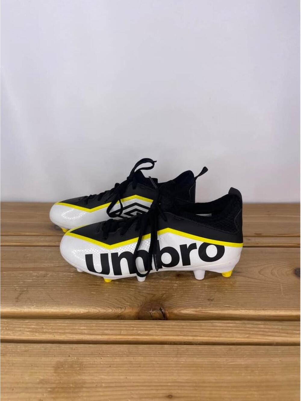Umbro Pivot Youth Soccer Cleats - White/Black/Yellow (Size 3)
